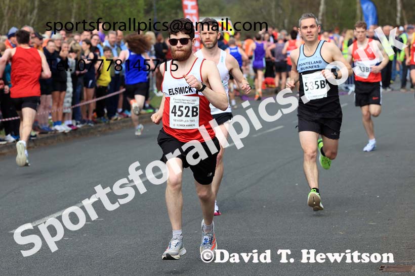 Senior mens relay, 2025 Elswick Harriers Good Friday Road Relays, Newburn, Newcastle upon Tyne. Photo: David T. Hewitson/Sports for All Pics